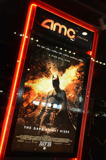 米「バットマン」最新作上映会場で男が発砲、14人死亡