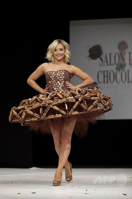 仏パリで、チョコレートドレスのファッションショー 仏パリで、チョコレートドレスのファッションショー
