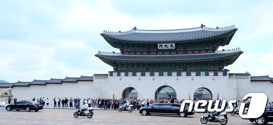 2017年5月10日、国会で就任式を終えた文在寅氏がソウル・光化門広場から大統領府に向かい、市民に手を振っている(c)news1