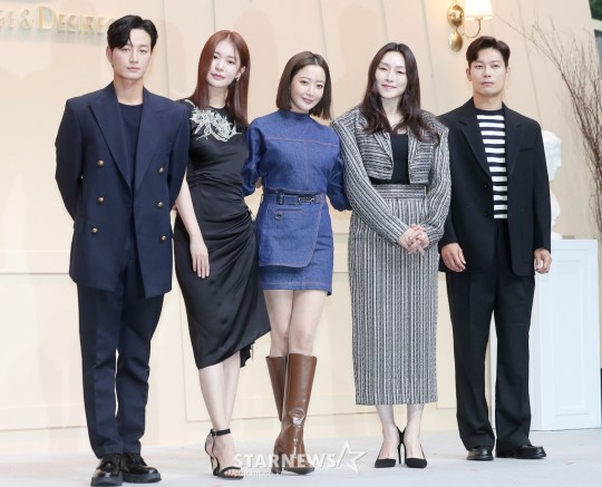 ドラマ「再婚ゲーム」の出演俳優（左から）イ・ヒョンウク、チョン・ユジン、キム・ヒソン、チャ・ジヨン、パク・フン　(c)STARNEWS