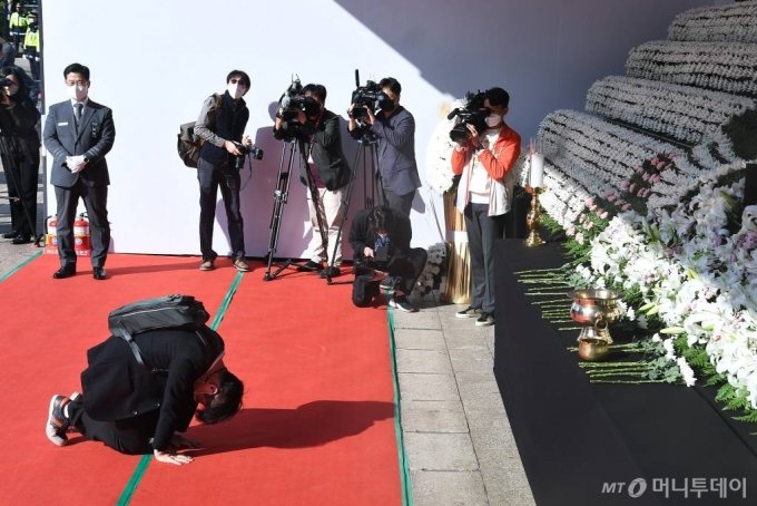 31日、ソウル広場に設けられた合同焼香所で、ある市民が追悼しながらすすり泣いている(c)MONEYTODAY