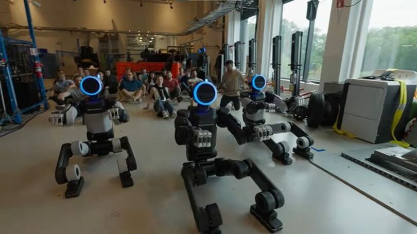 ボストン・ダイナミクスの人型ロボット「アトラス」3体が並んで「バイキング・ロウ」を披露する様子＝同社YouTubeより (c)NEWSIS
