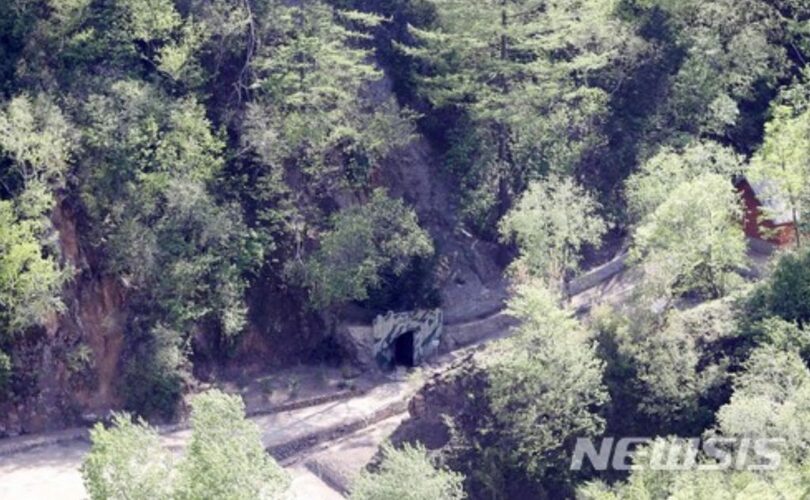 北朝鮮・豊渓里にある核実験場3番坑道の爆破前の様子(写真共同取材団)(c)NEWSIS