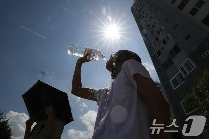 22日、大邱の道路で自転車に乗っていた市民が水を飲む様子(c)news1