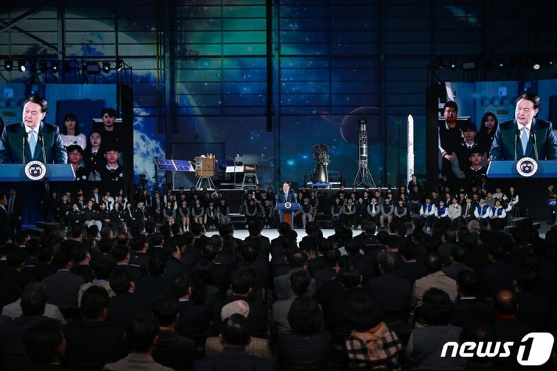 宇宙産業クラスターの発足式で祝辞を述べる韓国のユン・ソンニョル（尹錫悦）大統領＝大統領室提供(c)news1