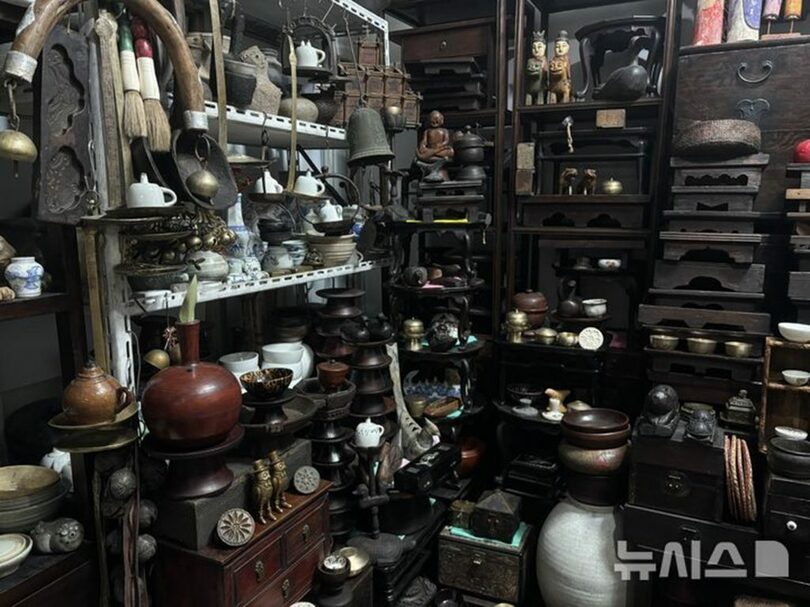 ソウル東大門区・踏十里古美術商街の店舗「大徳堂」(c)NEWSIS