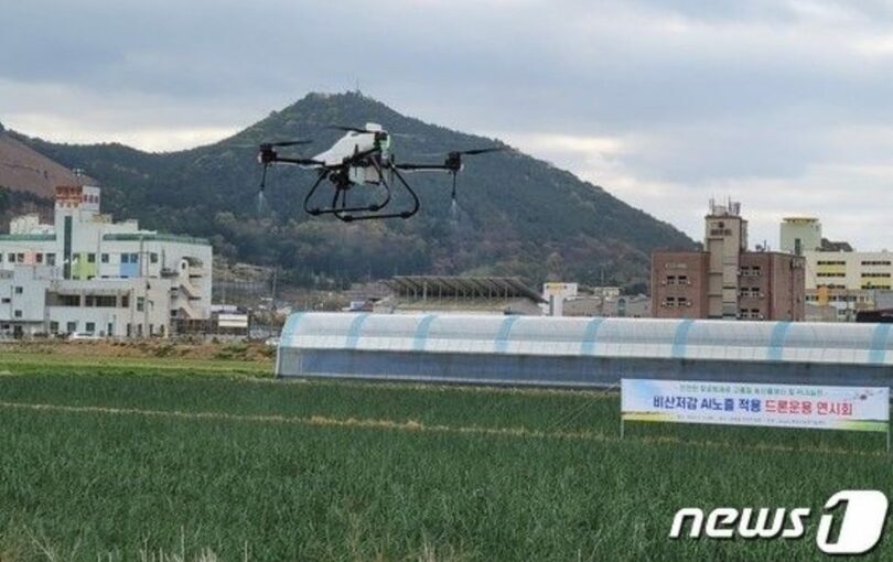 全羅南道長城郡が開いた農業用ドローン防除機の試演会（長城郡提供）(c)news1