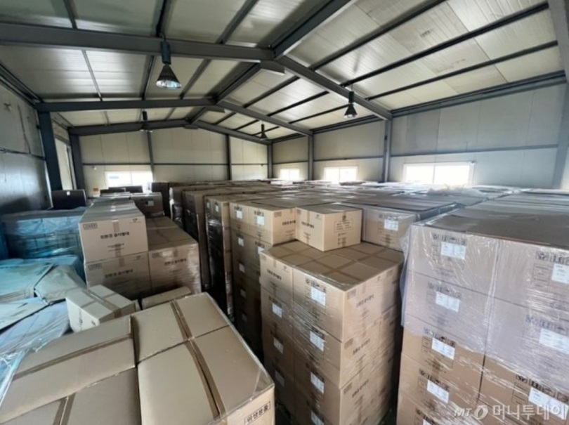 紙ストロー在庫ボックス(c)MONEYTODAY