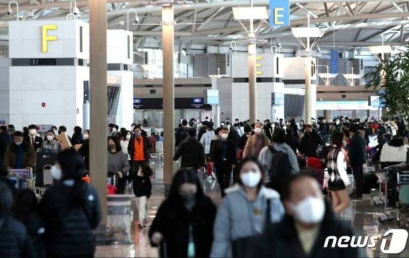 18日午後、利用客でにぎわう仁川（インチョン）国際空港第1旅客ターミナルの出国場(c)news1