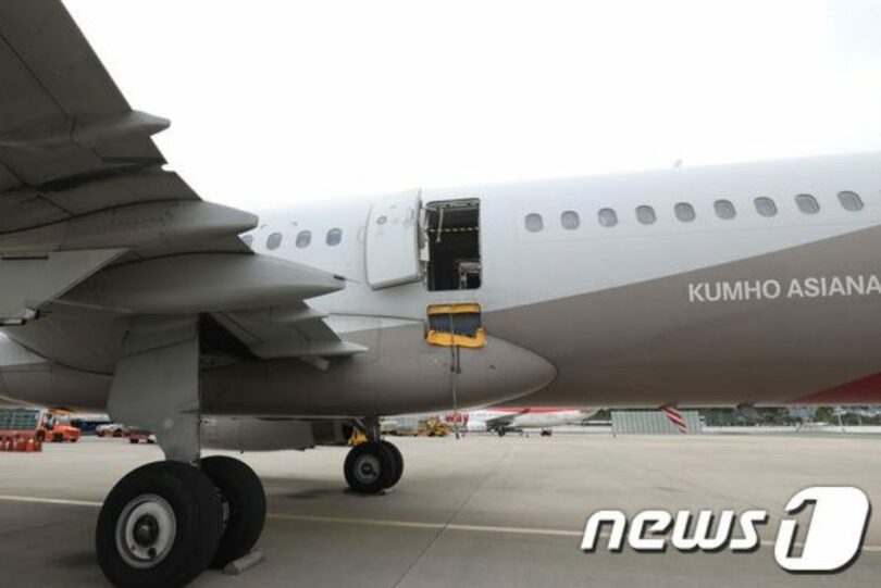 非常ドアが開放されたまま大邱（テグ）空港に着陸したアシアナ航空機(c)news1