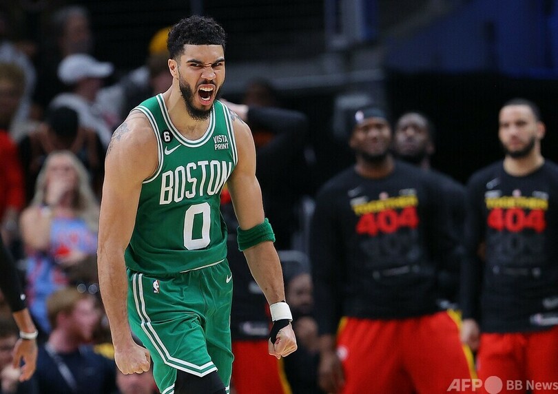 セルティックスが東準決勝へ ホークスに競り勝つ 