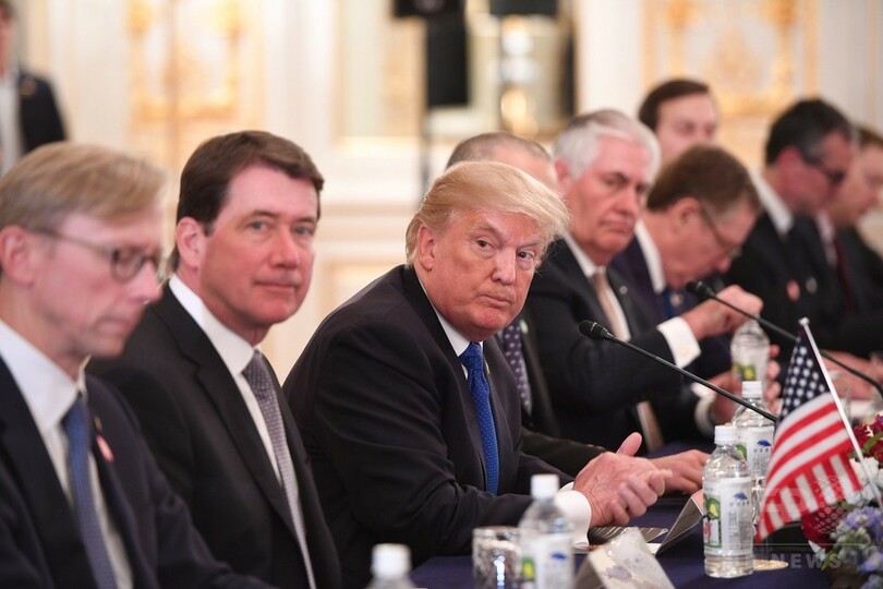 トランプ米大統領、迎賓館で安倍首相と首脳会談