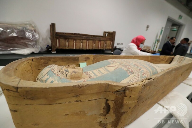 ツタンカーメン王の黄金のひつぎを公開、初の修復作業 エジプト