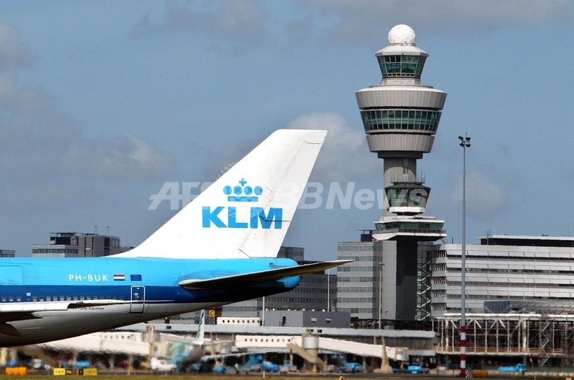 ドイツ空港でKLM機に特殊部隊突入、テロ容疑者2人を逮捕 ドイツ空港でKLM機に特殊部隊突入、テロ容疑者2人を逮捕