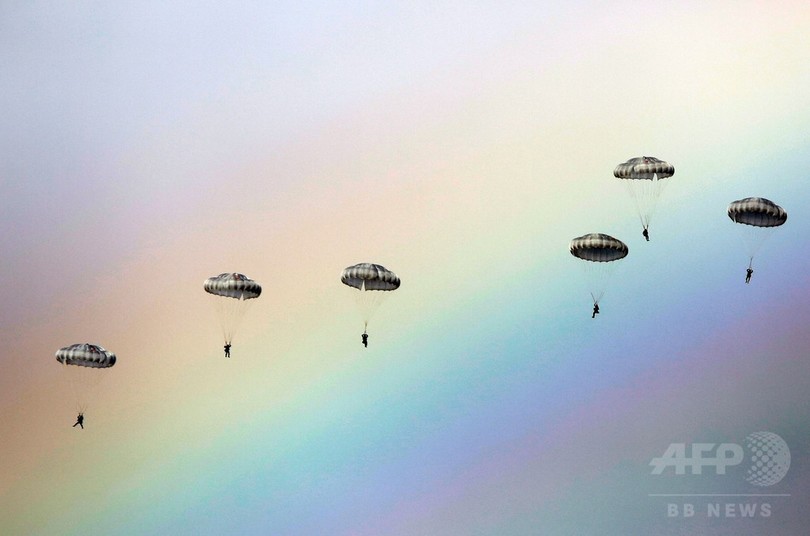 パラシュート部隊の背景に鮮やかな虹 セルビアで合同軍事演習 写真12枚 国際ニュース Afpbb News