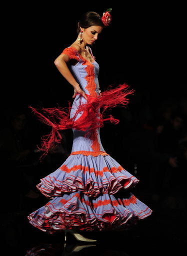スペインでフラメンコ・ファッションの展示会、華麗な衣装を披露 写真 
