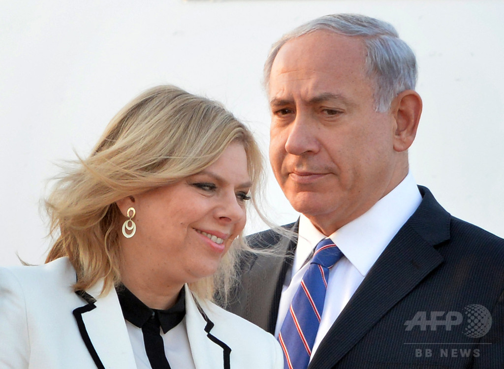 イスラエル首相夫人、空き瓶を返して得た金を着服?風刺画も イスラエル首相夫人、空き瓶を返して得た金を着服?風刺画も