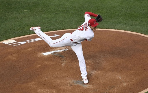 大谷翔平、MLBで初のリアル二刀流 初回に特大本塁打 写真12枚 国際