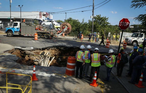 米ニューヨークに巨大なシンクホール 道路呑み込む 写真7枚 国際ニュース Afpbb News