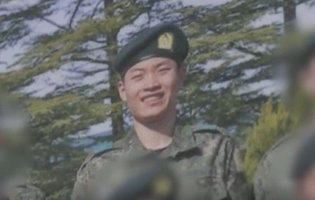 先輩の荷物まで運び、訓練中に転落死した韓国陸軍一等兵…「通報