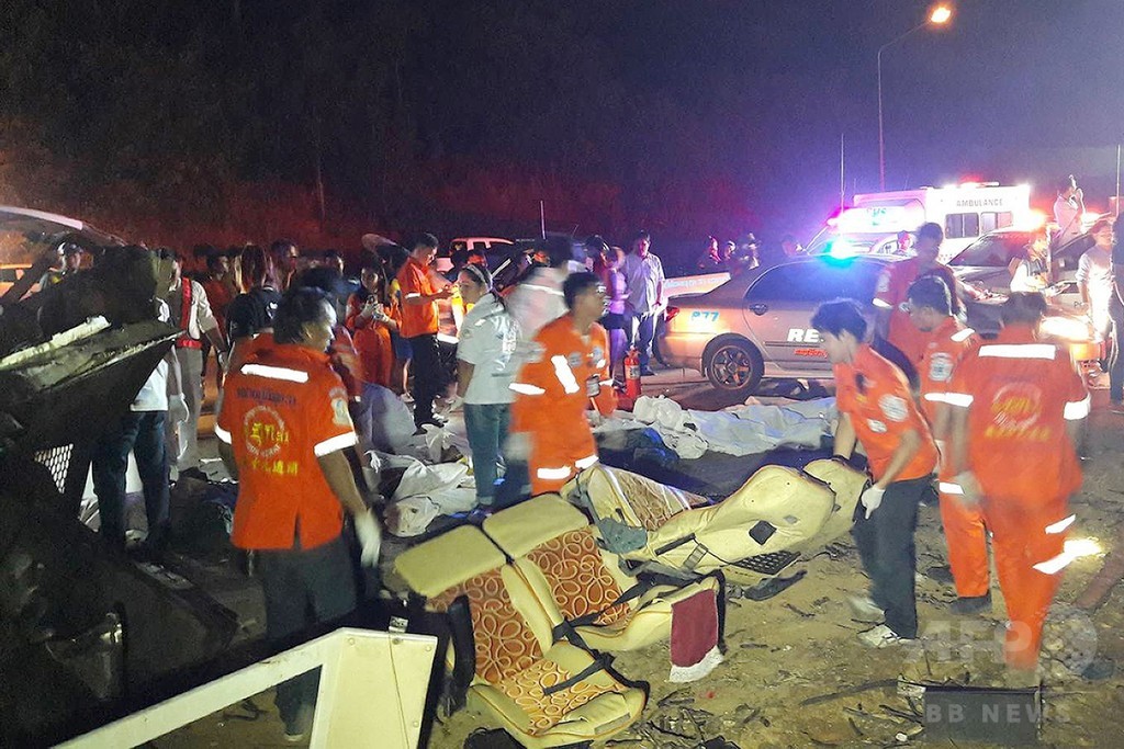 タイでバス事故、18人死亡 コントロール失い木に衝突か タイでバス事故、18人死亡 コントロール失い木に衝突か