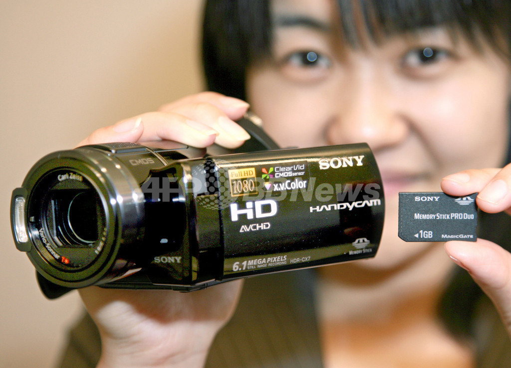 ソニー、世界最小・最軽量のデジタルビデオカメラ「ハンディカムHDR-CX7」を発表 国際ニュース：AFPBB News