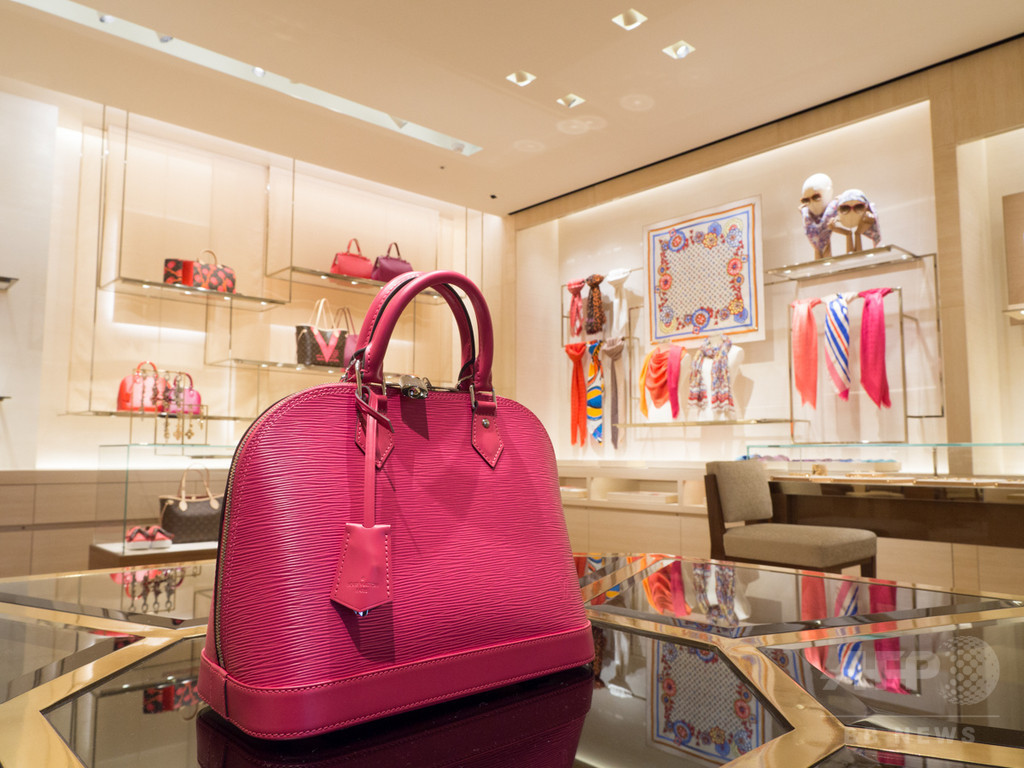 「ルイ・ヴィトン」表参道店がリニューアルオープン、先行発売アイテムも