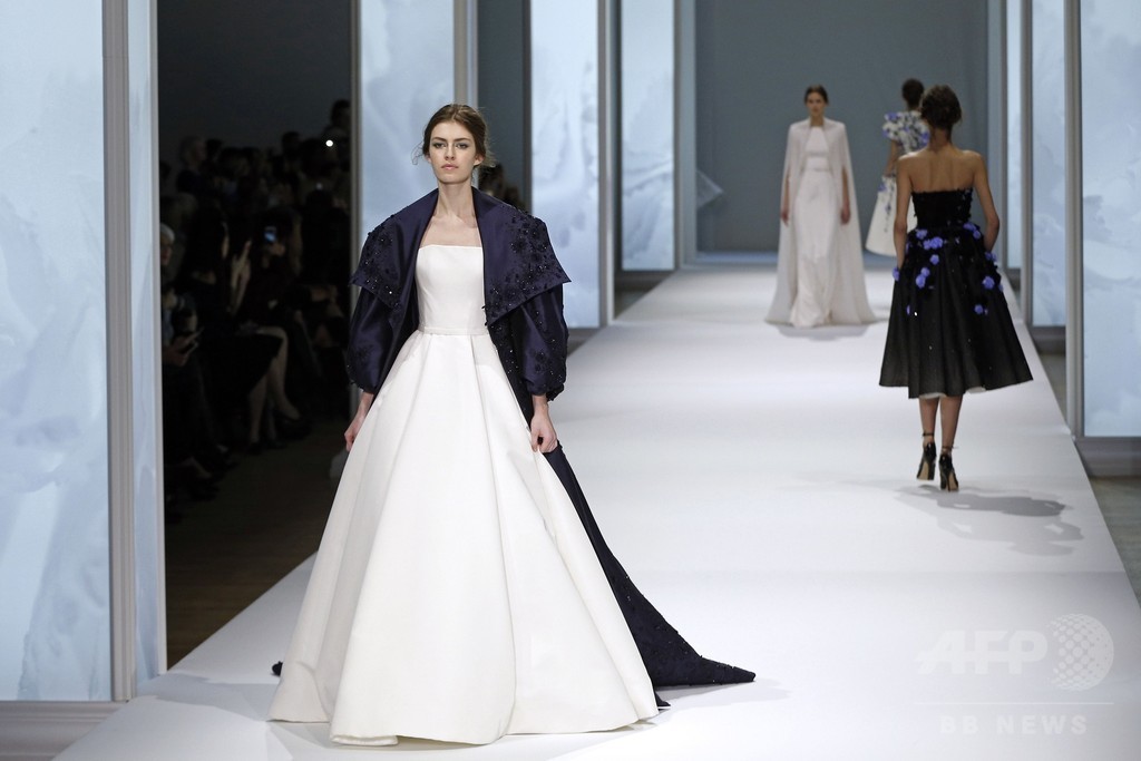 フェミニンで繊細なドリームドレス、「ラルフ＆ルッソ」15年春夏オートクチュール