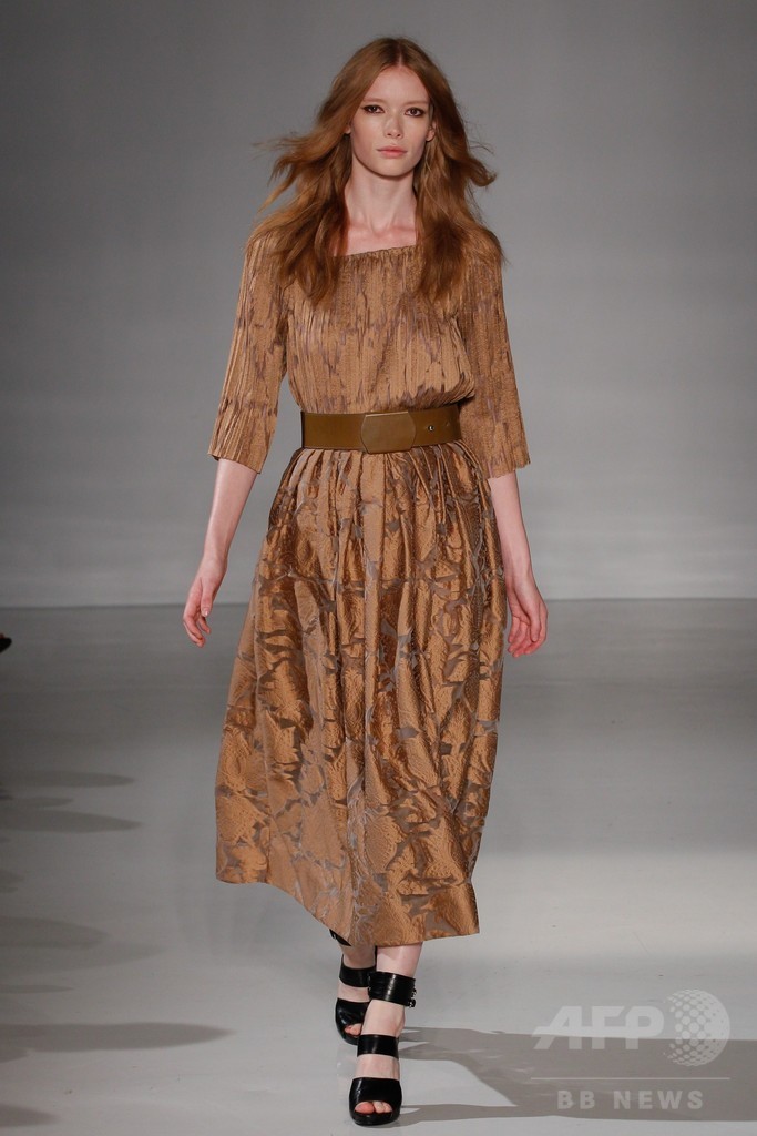 膝下丈のスカートでエレガントに、「ジル・スチュアート」15年春夏