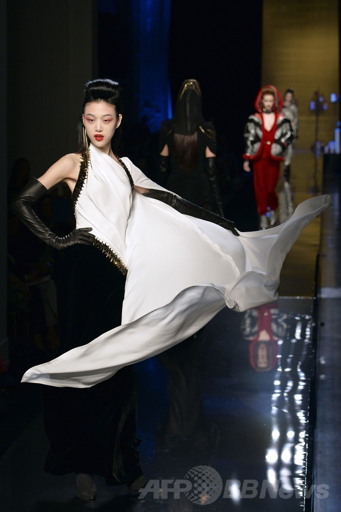 「ひげ面の女装歌手」も登場、J.P.ゴルチエ14/15年秋冬オートクチュール