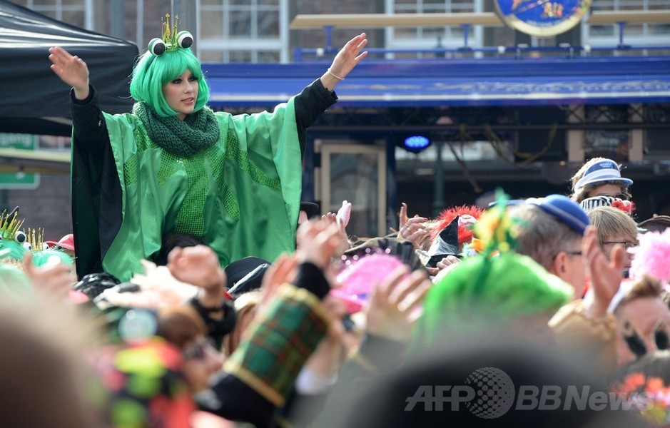 ドイツで「女性のカーニバル」、シーズン幕開け華々しく祝う