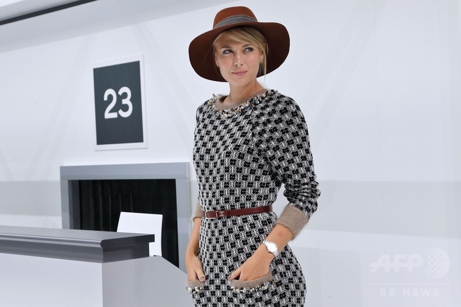 シャラポワ、仏パリで開催中のファッションウイークに登場