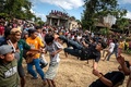インドネシア南スラウェシ州ティカラで、稲刈り後の感謝祭「シセンバ」が開かれ、足蹴りで戦う男たち（2024年8月11日撮影）。(c)Hariandi HAFID / AFP