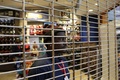 米ミズーリ（Missouri）州セントルイス（St Louis）のショッピングモール「セントルイス・ガレリア（St Louis Galleria）」で、白人警官が黒人青年マイケル・ブラウン（Michael Brown）さんを射殺した事件をめぐる抗議活動の参加者らの様子をうかがう従業員の男性（2014年11月28日撮影）。(c)AFP/Getty Images/Joshua Lott