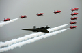 英南部のハンプシャー（Hampshire）で9日、ファンボロー国際航空ショー（Farnborough International Airshow）が開幕した。債務に苦しむ各国政府が軍事費を削減している中、今回のショーで発表される軍用機の大型契約は少ないとみられる。

写真は、デモ飛行する英空軍のアクロバットチーム、レッドアローズ（Red Arrows）とバルカン（Vulcan）爆撃機（2012年7月9日撮影）。(c)AFP/ADRIAN DENNIS