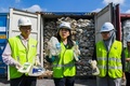 マレーシア・クアラルンプール西部のポートクランで、プラスチックごみを見せるエネルギー・科学・技術・環境・気候変動相のヨー・ビーイン氏（中央、2019年5月28日撮影）。(c)Mohd RASFAN / AFP