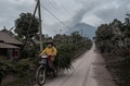 インドネシア東ジャワ州ルマジャンのスメル山噴火翌日の様子（2021年1月17日撮影）。(c)Juni Kriswanto / AFP