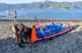 チリの首都サンティアゴから南西に約70キロ離れたパイネにあるアクレオ湖で、ウインドサーフィンの準備をする女性（2011年2月2日撮影）。(c)Martin Bernetti / AFP
