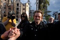 ウクライナの首都キーウ近郊イルピンの住宅地を訪れたロックバンド「U2」のボノさん（中央、2022年5月8日撮影）。(c)Genya SAVILOV / AFP