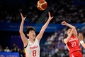 第19回アジア競技大会、バスケットボール女子決勝、中国対日本。パスを出す林咲希（右、2023年10月5日撮影）。(c)Philip FONG / AFP