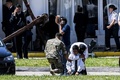 アルゼンチン・マルデルプラタの海軍基地で、悲しみの表情を見せる行方不明の潜水艦乗組員の親族や同僚の様子（2017年11月23日撮影）。(c)AFP/EITAN ABRAMOVICH
