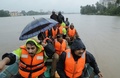 インド南部ケララ州アルバで、洪水の発生を受け、住民らをボートに乗せて避難させる救助隊（2018年8月16日撮影）。(c)AFP