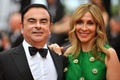 フランスのカンヌ国際映画祭に出席したカルロス・ゴーン被告（左）とキャロル夫人（2017年5月26日撮影、資料写真）。(c)LOIC VENANCE / AFP 