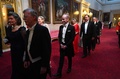 英ロンドンのバッキンガム宮殿での公式晩さん会の会場に向かうスティーブン・ミラー米大統領補佐官（中央、2019年6月3日撮影）。(c)Victoria Jones / POOL / AFP