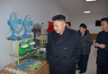 平壌にある電子機器工場を視察する金正恩朝鮮労働党委員長。朝鮮中央通信配信（2014年3月3日配信、撮影日不明）。(c)AFP PHOTO / KCNA VIA KNS