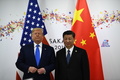 大阪での20か国（G20）首脳会議に合わせて会談したドナルド・トランプ米大統領（左）と習近平中国国家主席（2019年6月29日撮影）。(c)Brendan Smialowski / AFP
