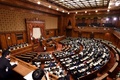 都内で行われた参議院本会議で、金田勝年法相に対する問責決議案の投票をする議員たち（2017年6月14日撮影）。(c)AFP/Kazuhiro NOGI