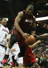 08-09NBA東カンファレンスプレーオフ1回戦、アトランタ・ホークス（%%Atlanta Hawks%%）対マイアミ・ヒート（%%Miami Heat%%）第7戦。試合はジョー・ジョンソン（%%Joe Johnson%%）が27得点を記録し、ホークスが91-78で勝利し、対戦戦績を4勝3敗として同準決勝へ進んだ。ホークスは準決勝でレブロン・ジェームズ（%%LeBron James%%）率いるクリーブランド・キャバリアーズ（%%Cleveland Cavaliers%%）と対戦する。写真はファウルを受けて体勢を崩すヒートのドウェイン・ウェイド（%%Dwyane Wade%%）。（2009年5月3日撮影）(c)AFP/Getty Images/Doug Benc