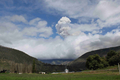 エクアドル・グアダルーペ（Guadalupe）から見た、トゥングラウア火山（Tungurahua Volcano）の噴火の様子（2010年6月7日撮影）。(c)AFP/Marie CROVISIER