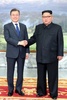 韓国・北朝鮮間の非武装地帯（DMZ）にある板門店で、2回目の会談を前に握手する北朝鮮の金正恩労働党委員長（右）と韓国の文在寅大統領。韓国大統領府が東亜日報を通じて公開（2018年5月26日撮影）。(c)AFP PHOTO / Dong-A Ilbo / Handout